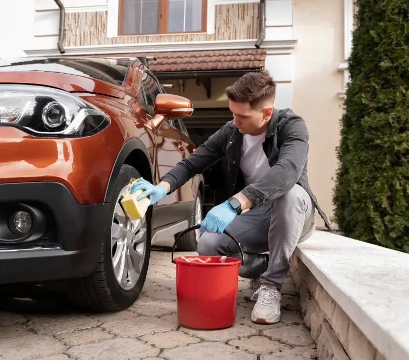 Lavage auto à domicile Plouvien : professionnel intervenant sur un véhicule